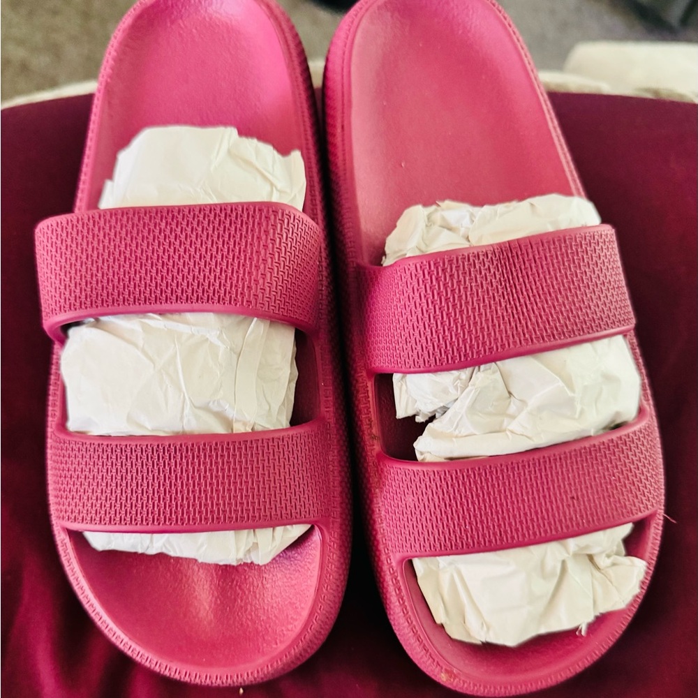 PINK Victoria's Secret Vibrant Pink Slide Sandals